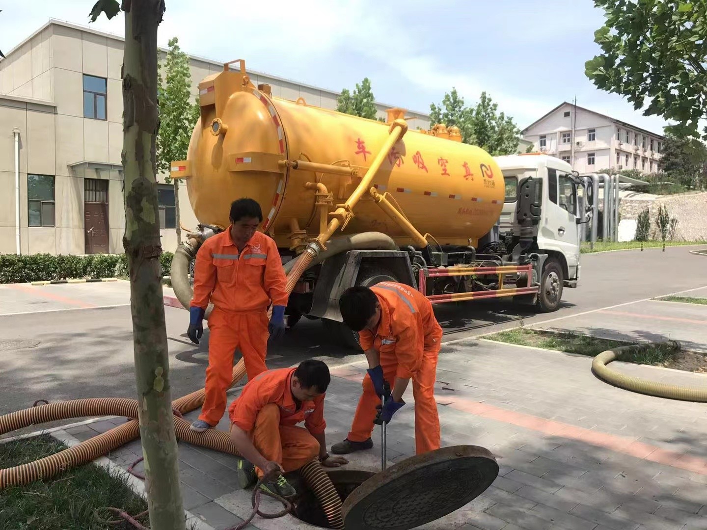 莲花管道疏通车停在窨井附近