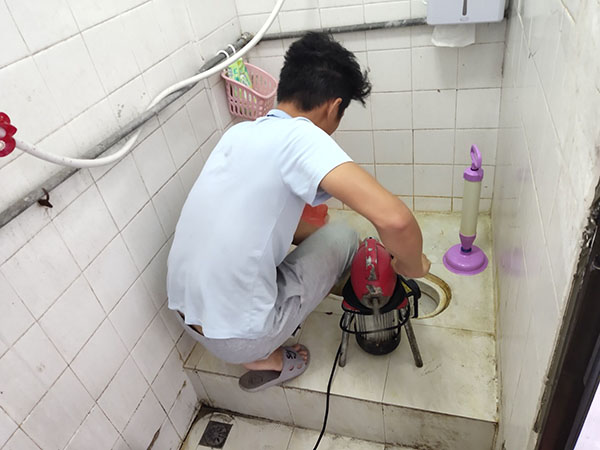 莲花管道堵塞冒臭气 专业师傅现场解决问题
