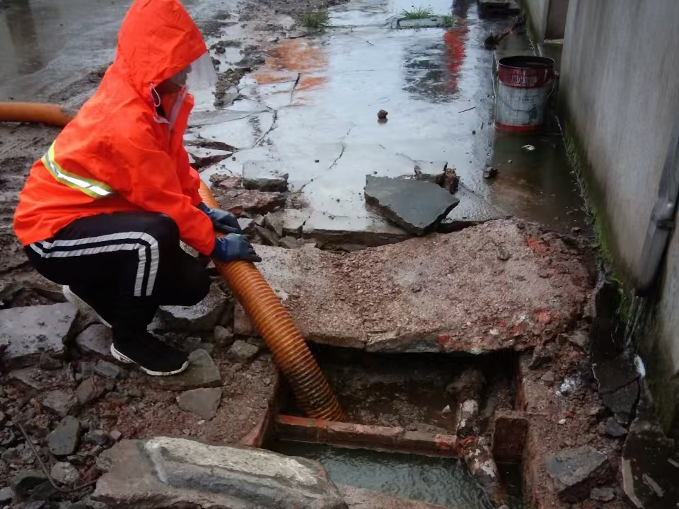 莲花专业清理污水池 炜誉市政以规范流程守护城市 “肠道”