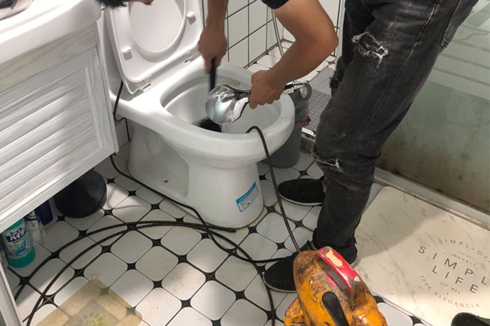莲花马桶堵塞自己疏通还是找师傅?专业上门服务让你省时更省心
